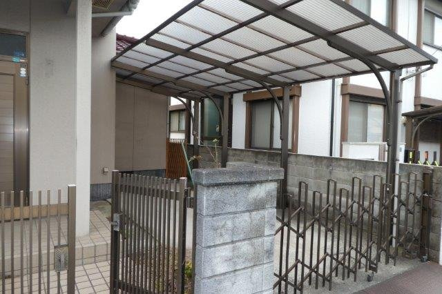 岡山市南区豊成１丁目の一戸建ての駐車場|屋根付き駐車場