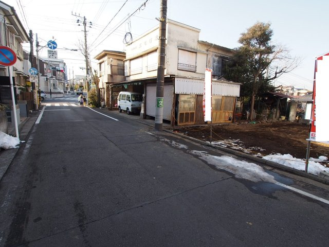保土ヶ谷区月見台　新築戸建の前面道路含む現地写真|前面道路が広く開放感たっぷりです。