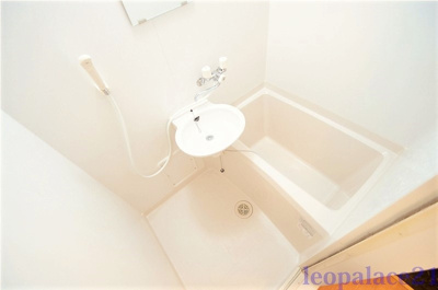 【浴室】 | ソレイユⅢ | バストイレ別。2点ユニットタイプの浴室換気乾燥機付き