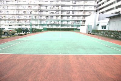 【その他共用部分】 | ハイム伏見A棟 | マンションには《テニスコート》が設けられております。子育て世代からシニア世代まで利用出来ます【テニスコート使用料：500円/1時間】