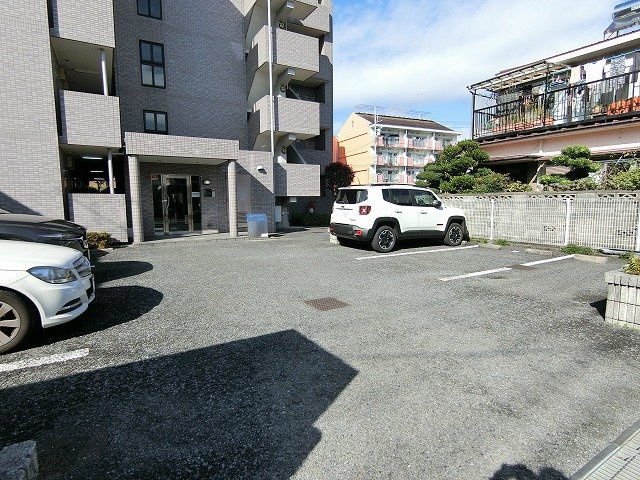 昭島コートエレガンスＤ棟の駐車場