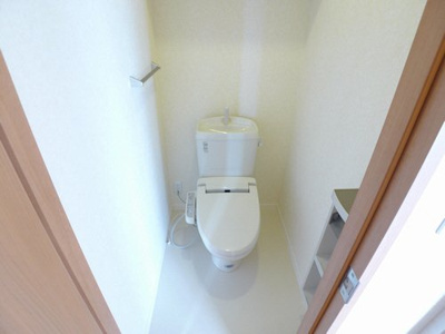 【トイレ】 | 【シャーメゾン】ルミエールメゾン | トイレです。温水洗浄便座が設置されています。