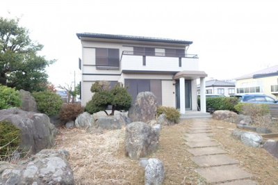 【エントランス】 | 都町3LDK戸建賃貸 | 庭石の配置された立派なお庭です