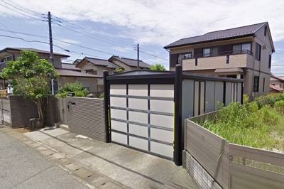 【駐車場】 | 都町3LDK戸建賃貸 | カーポートのゲートは跳ね上げ式です