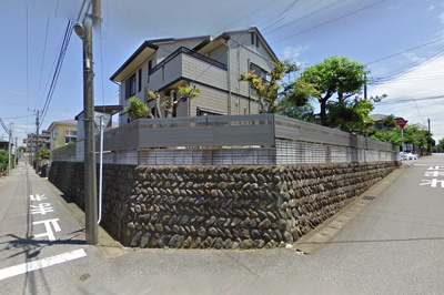 【周辺】 | 都町3LDK戸建賃貸 | 南西角は石垣の擁壁になっています