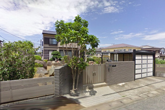 【エントランス】 | 閑静な住宅街で一際瀟洒な邸宅です