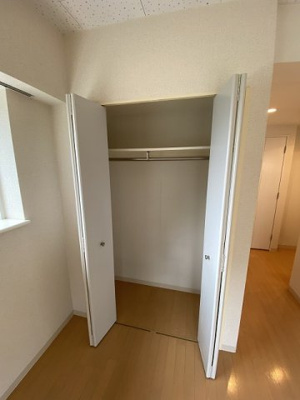 【収納】 | ベルヴィル新ゆり | 洋室11.5帖のお部屋にあるクローゼットです！大切なお洋服もしわにならないようにハンガーがけができます☆