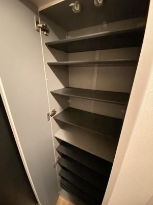 【玄関】 | ベルヴィル新ゆり | シューズボックスがあるので靴が散らからずいつでも玄関すっきり♪お客様もスムーズにお出迎えできますね♪