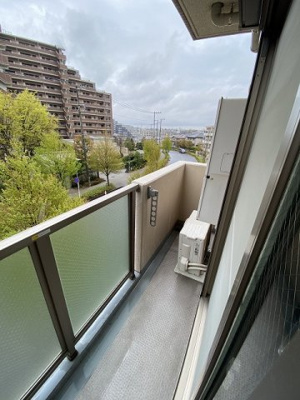 【バルコニー】 | ベルヴィル新ゆり | バルコニーは南西向きなので、お洗濯物はお昼からでも乾きそう♪お洗濯物を干したり、気分転換をするにも最適です☆