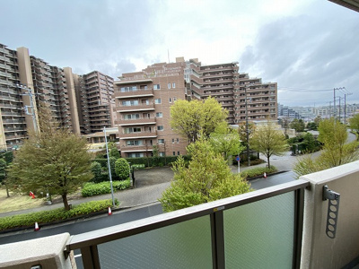 【展望】 | ベルヴィル新ゆり | バルコニーからの眺望です♪3階にあるので人目が気にならないのが嬉しいですよね☆