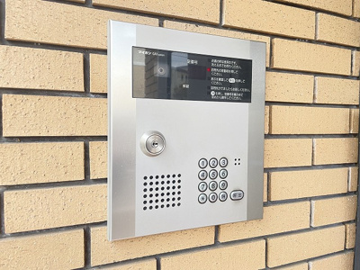 【エントランス】 | ベルヴィル新ゆり | 防犯対策に有効なオートロック付きのエントランスです！一人暮らしの方も安心ですね♪