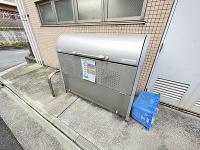 【その他共用部分】 | ベルヴィル新ゆり | 敷地内ごみ置き場でごみ出しもらくらく～♪忙しい社会人さんや学生さんにもうってつけ！