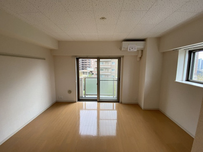 【洋室】 | ベルヴィル新ゆり | 南西向き洋室11.5帖☆バルコニーに繋がる角部屋二面採光のお部屋です♪エアコン付きで1年中快適に過ごせます☆