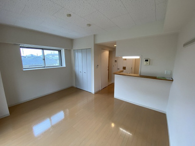 【寝室】 | ベルヴィル新ゆり | 南西向き洋室11.5帖☆クローゼットがあります♪お洋服の多い方もお部屋が片付いて快適に過ごせますね♪出窓には小物を置いたりして楽しめます☆