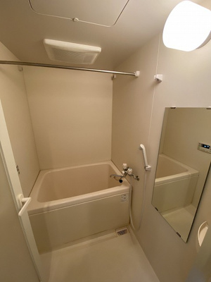 【浴室】 | ベルヴィル新ゆり | 追い焚き機能・浴室暖房乾燥機付きバスルーム♪便利な物干しバーも完備です！お風呂に浸かって一日の疲れもリフレッシュ♪