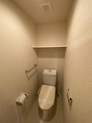 【トイレ】 | ベルヴィル新ゆり | 人気のバストイレ別です♪小物を置ける便利な棚やタオルハンガーも付いています♪