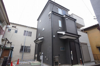 【外観】 | ３階建戸建住宅の１階部分が、お部屋となります。