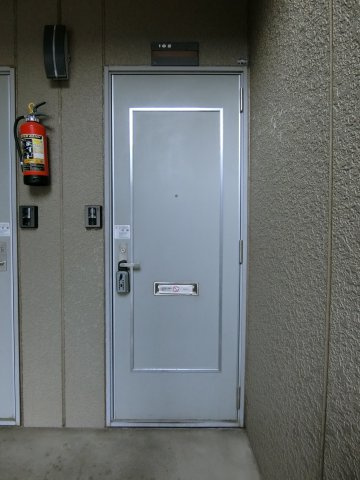 サンブリッジB棟の玄関