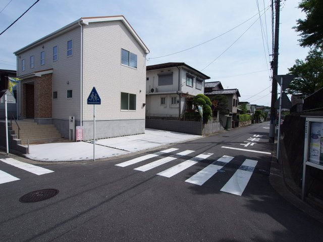 保土ヶ谷区新桜ケ丘1丁目　新築戸建の前面道路含む現地写真|嬉しい、駐車スペース2台分付です（車種による）。