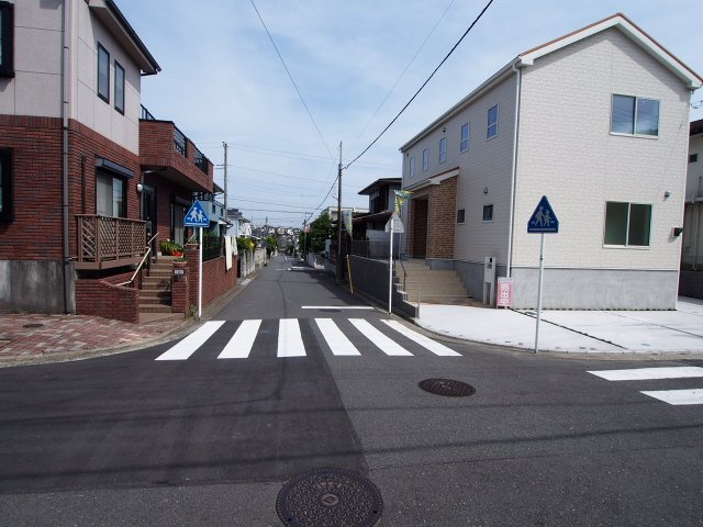 保土ヶ谷区新桜ケ丘1丁目　新築戸建の前面道路含む現地写真|収納豊富、設備も充実しています。
