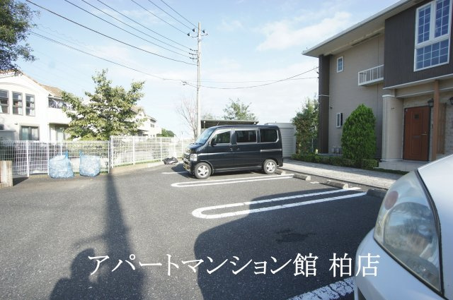 フレスクーラの駐車場
