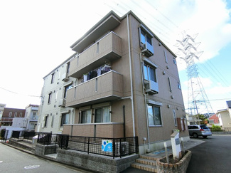【外観】 | 室内小型犬1匹OK♪小田急多摩線「栗平」駅まで徒歩5分！通勤通学・お買物にも便利な立地の3階建てアパートです☆