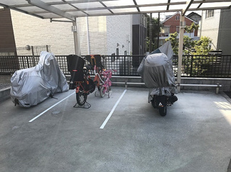 【その他共用部分】 | 敷地内に屋根付きバイク置き場を完備しています！バイクをお持ちの方にオススメです♪