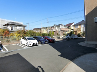 【その他共用部分】 | いつでも目の届く敷地内に駐車場があります♪お車をお持ちのファミリーさんにオススメです☆