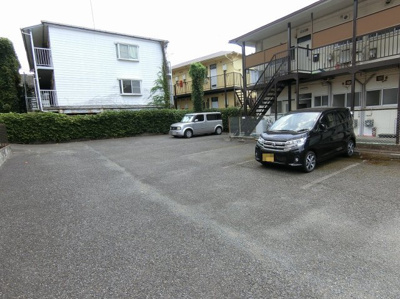 【駐車場】 | ティ・エスハイム弐番館 | いつでも目の届く敷地内に駐車場を完備しています♪お車をお持ちの方におすすめです！