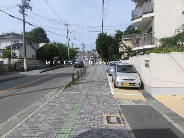 箕面市箕面６丁目　２区画分譲地の前面道路含む現地写真
