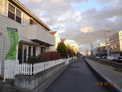【前面道路含む現地写真】 | さいたま市南区太田窪　太陽光発電付中古輸入住宅