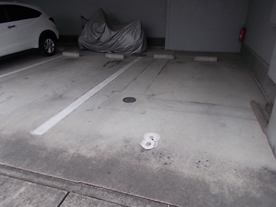 【エントランス】 | クリスタルパレスフジ | 敷地内駐車場で便利です。