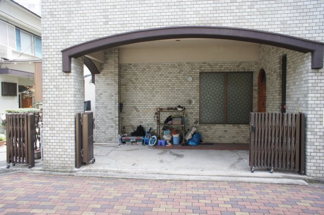 東仲ノ町貸家の駐車場|駐車場は屋根付きです。