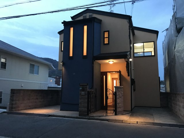 芦屋市東山町　中古戸建の外観|夕方、照明付けた時の雰囲気もいいですね！