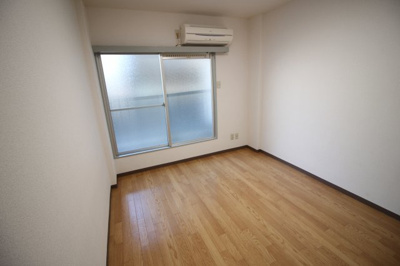 【居間・リビング】 | プレアール小阪Ⅱ | 洋室約5帖のリビングです♬