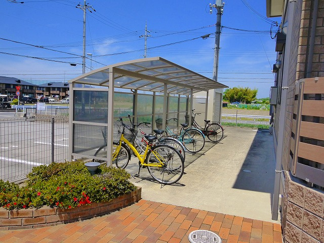 メゾンリヴェールのその他共用部分|ゆったりとした駐輪スペース。