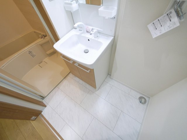 AONIの洗面所|明るい洗面所です