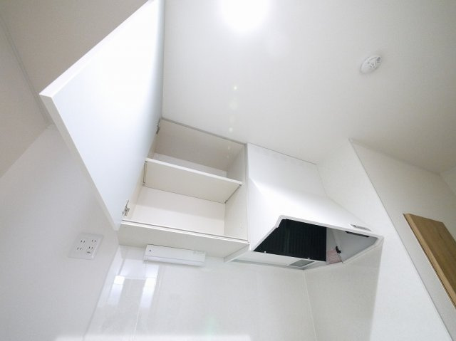 AONIのキッチン|キッチン上部には収納スペースがあります
