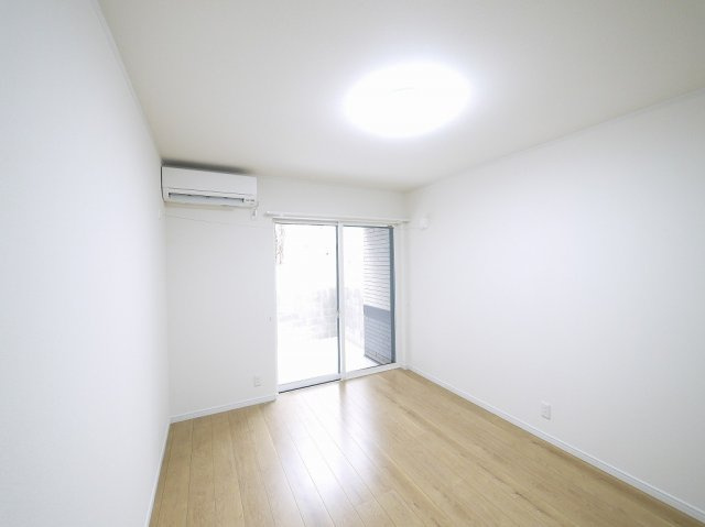 AONIの洋室|落ち着いた色調の洋室です