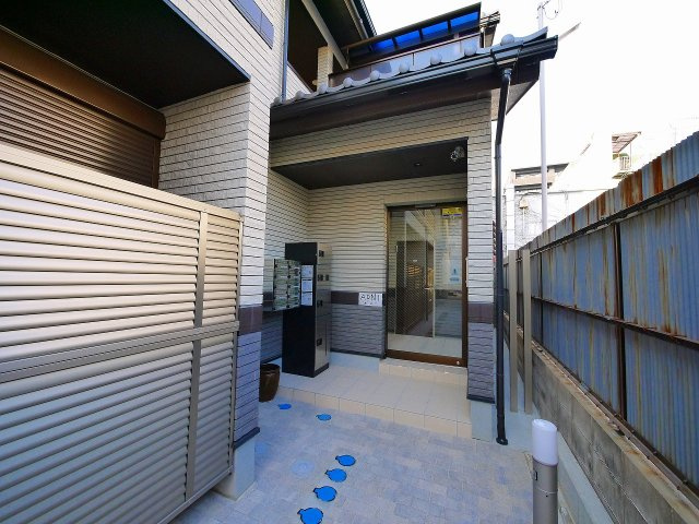 AONIのエントランス|オートロック付きで安心です