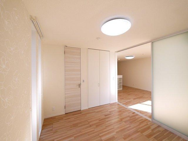 レーヴソレイユの洋室|落ち着いた色調の洋室です