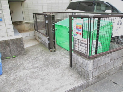 【エントランス】 | カサグランデMOTOKI | 共用エントランスには宅配BOXがあるので荷物の受け取りもスムーズに♪再配達を依頼する手間が省けます☆