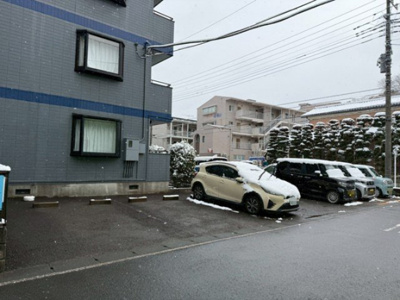 【その他共用部分】 | カサグランデMOTOKI | 屋根付きの駐輪場で雨が降っても大切な自転車が濡れなくてすみますね♪荷物が重いときに自転車があれば助かりますね！
