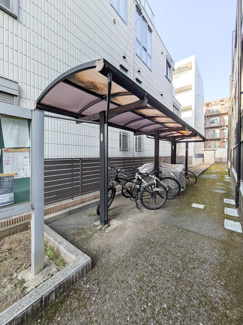 【その他共用部分】 | 屋根付きの駐輪場で雨が降っても大切な自転車が濡れなくてすみますね♪荷物が重いときに自転車があれば助かりますね！