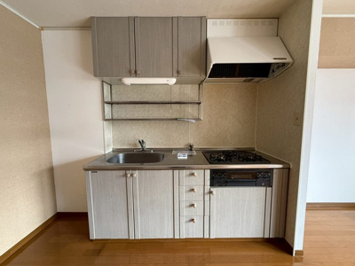 【居間・リビング】 | カサグランデMOTOKI | 南向きリビングダイニングキッチン16帖☆クローゼットと収納スペースがあります！お洋服や荷物がスッキリ収納できて、整理しやすくなりますね☆