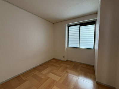 【キッチン】 | カサグランデMOTOKI | 3口ガスコンロ/グリル付きシステムキッチンです！場所を取るお鍋やお皿もたっぷり収納できてお料理がはかどります☆