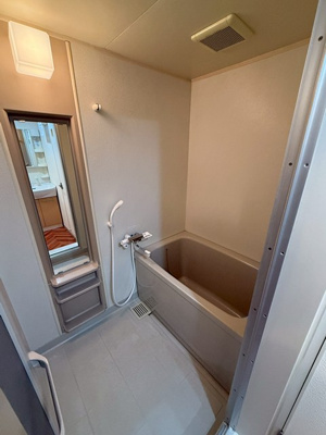 【寝室】 | カサグランデMOTOKI | 洋室5.5帖☆収納スペースがあります♪壁にはピクチャーレールがあり、絵や写真が飾れます☆