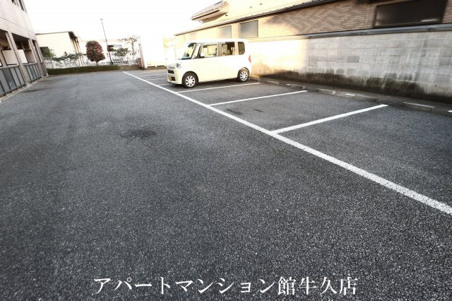 モアエレガントの駐車場