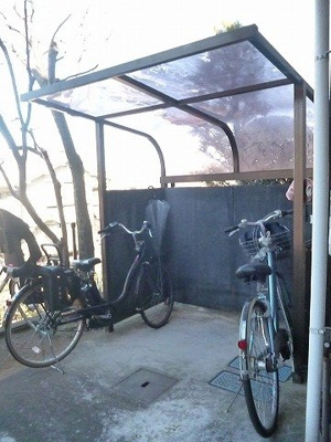 【その他共用部分】 | アクシス西菅 | 屋根つきの駐輪場で雨が降っても大切な自転車が濡れなくてすみますね♪駅から自転車もおすすめです！