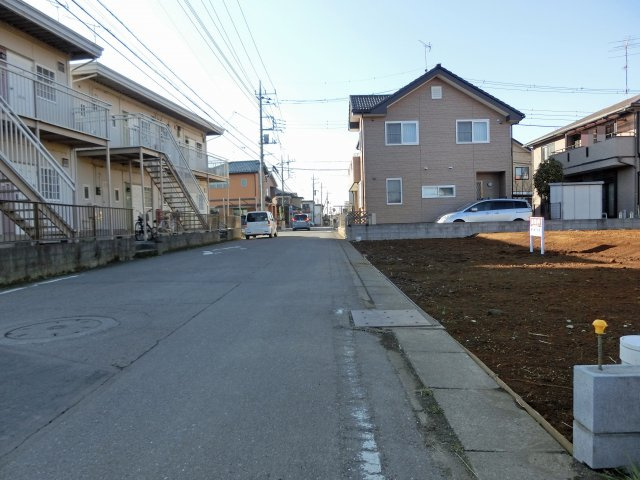 鴻巣市稲荷町の売地の前面道路含む現地写真